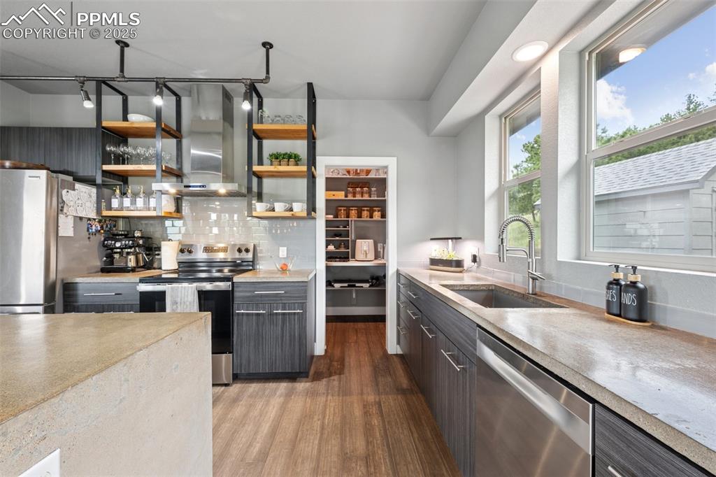 Image 16 of 50: Kitchen