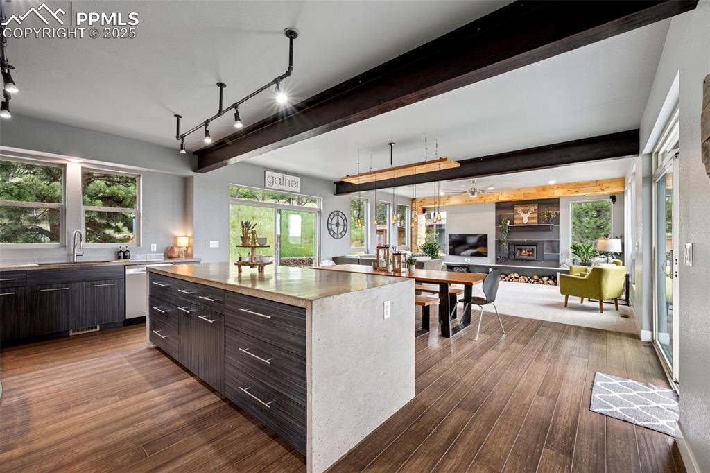 Image 8 of 50: Kitchen