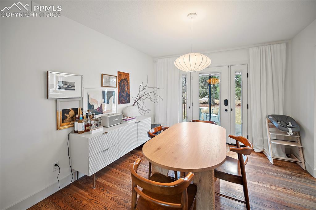 Image 15 of 49: Dining Area
