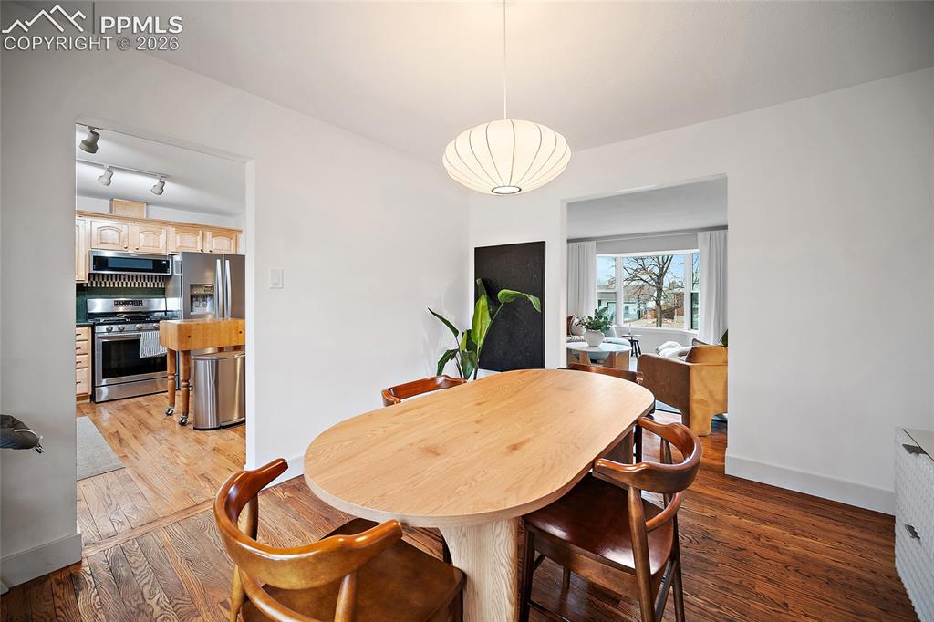 Image 16 of 49: Dining Area