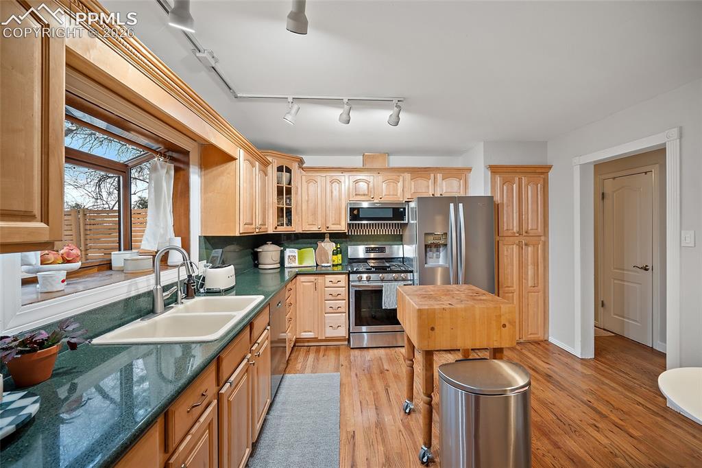 Image 17 of 49: Kitchen