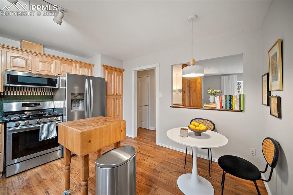 Image 18 of 49: Kitchen