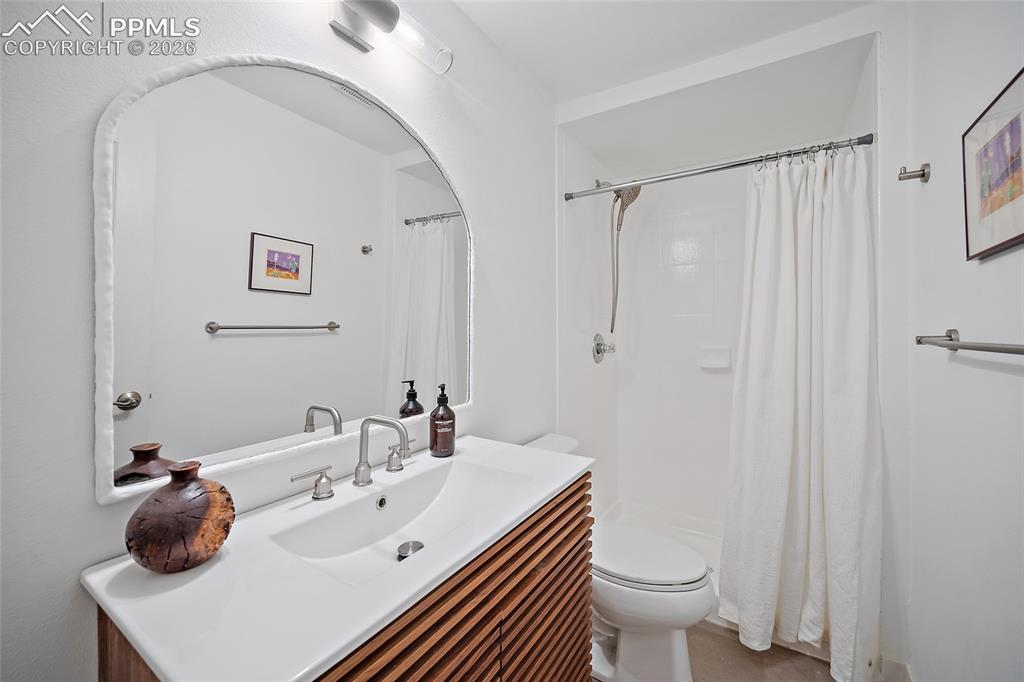 Image 38 of 49: Bathroom