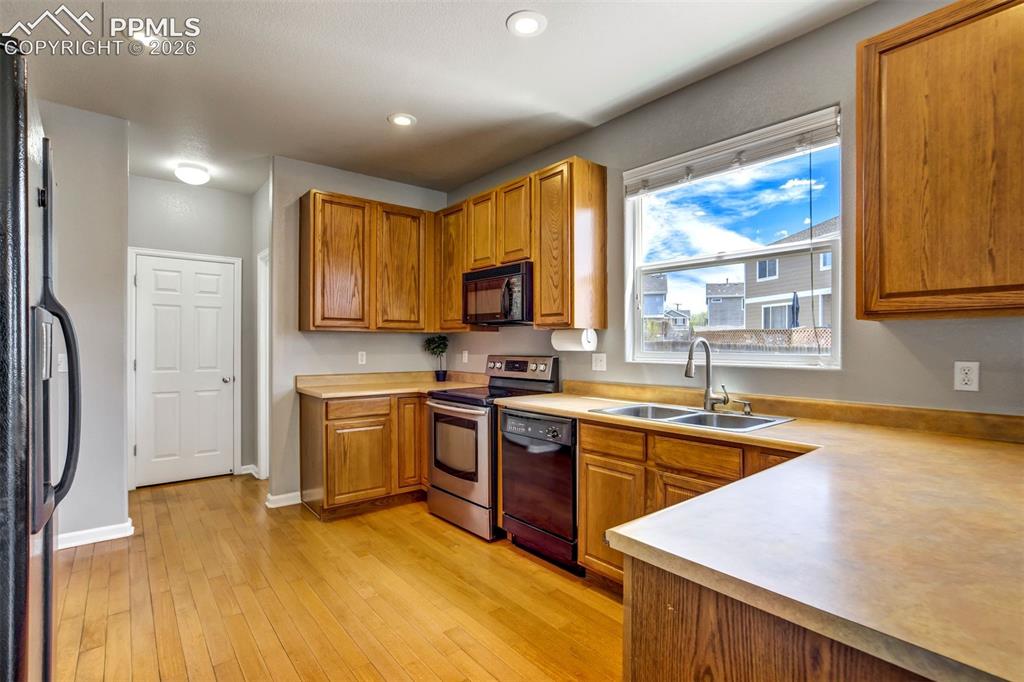 Image 12 of 48: Lots of cooking space 