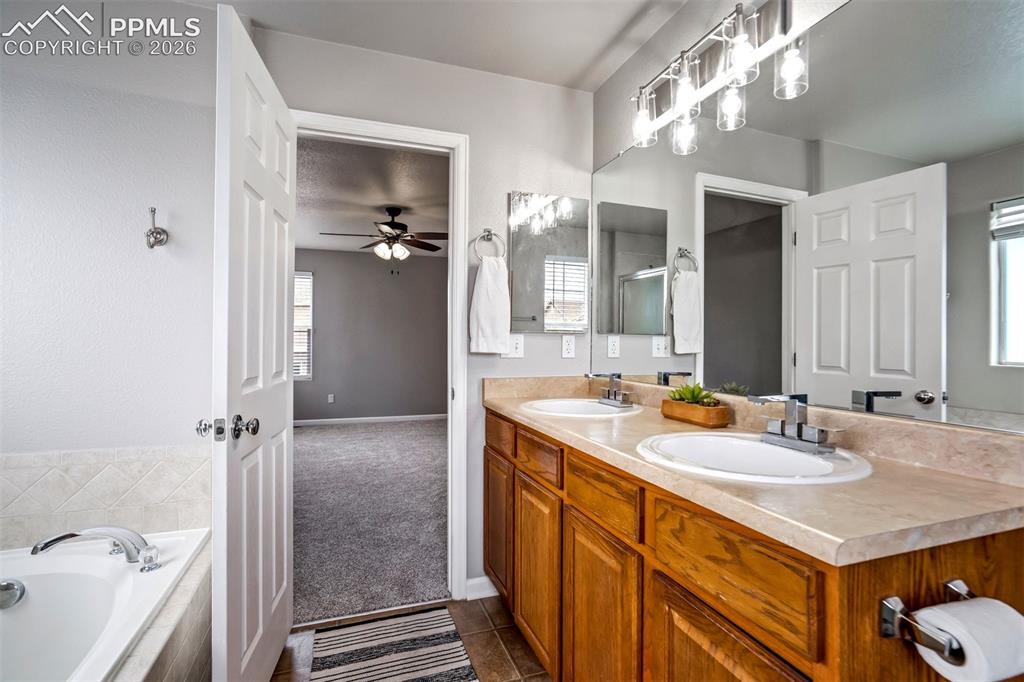 Image 27 of 48: Large soaking Tub