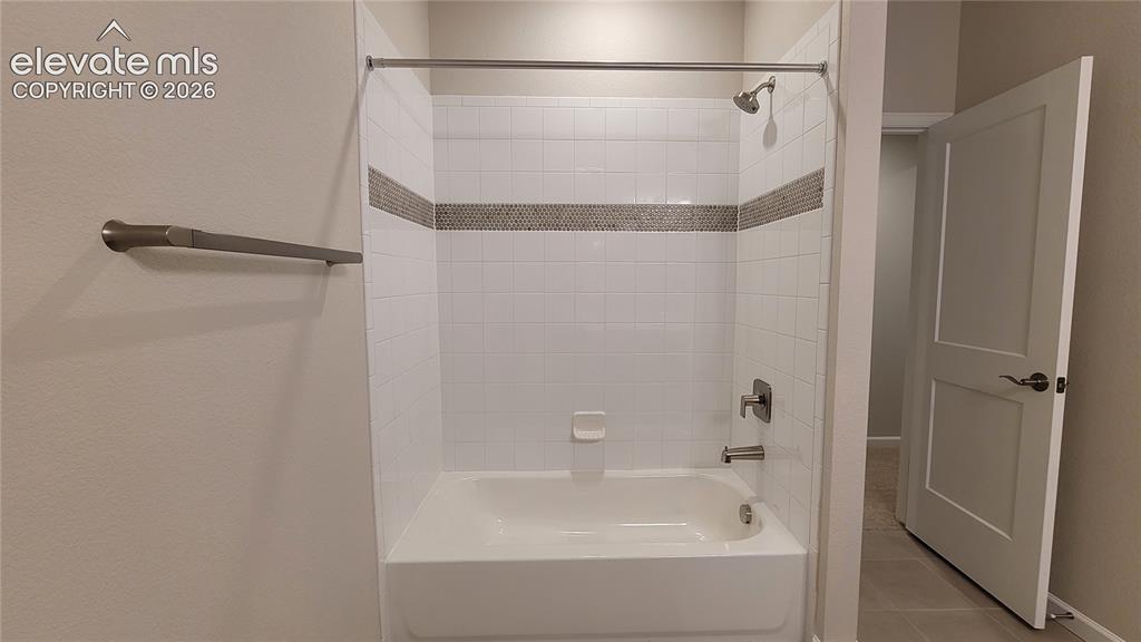 Image 34 of 47: Bathroom