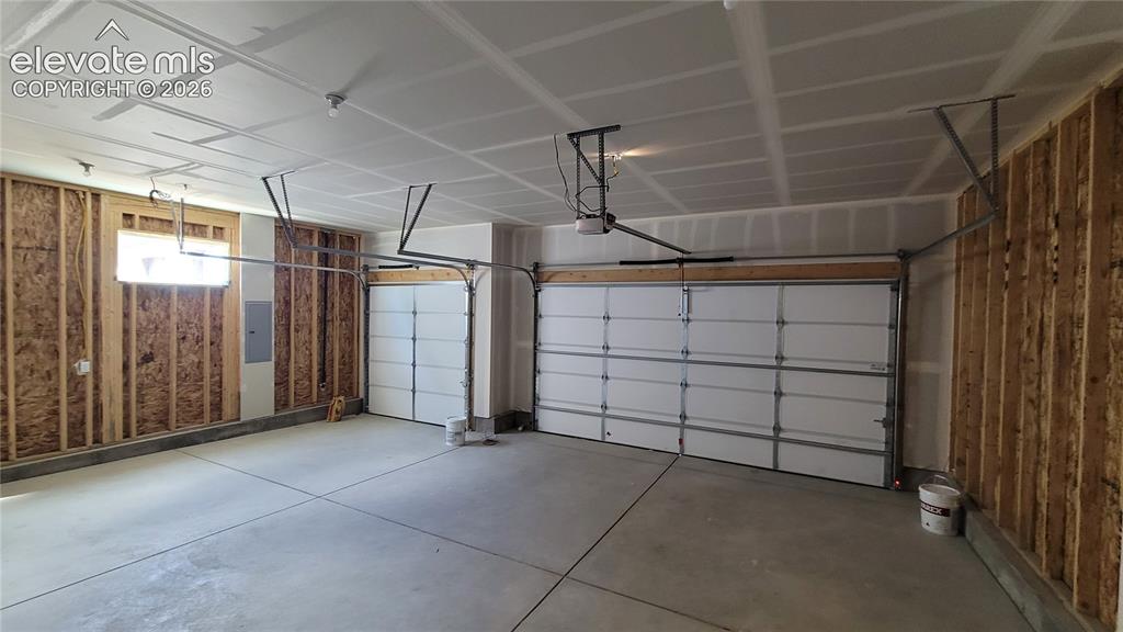 Image 37 of 47: Garage