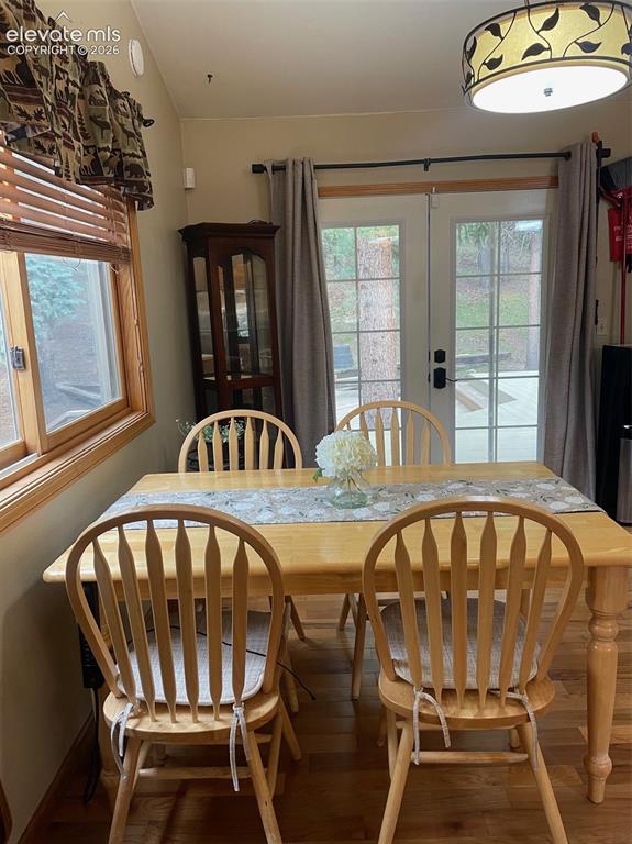 Image 5 of 14: Dining Area
