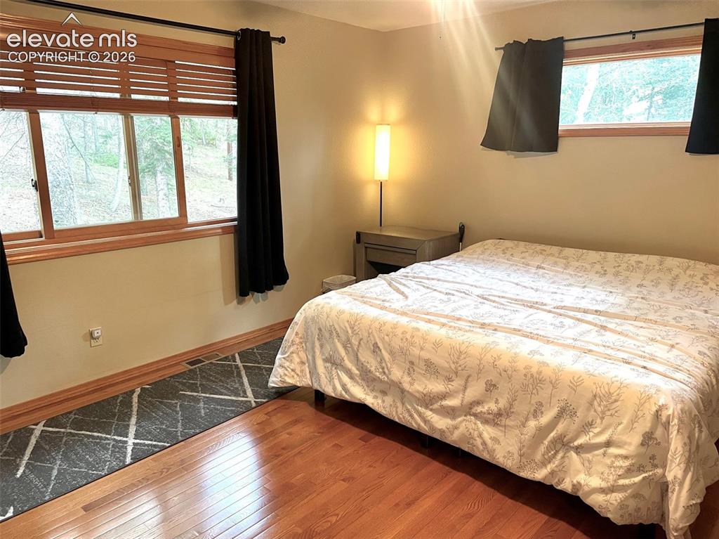 Image 7 of 14: Bedroom