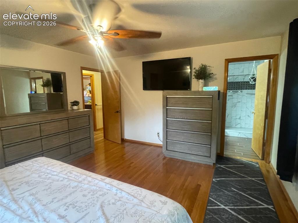 Image 8 of 14: Bedroom