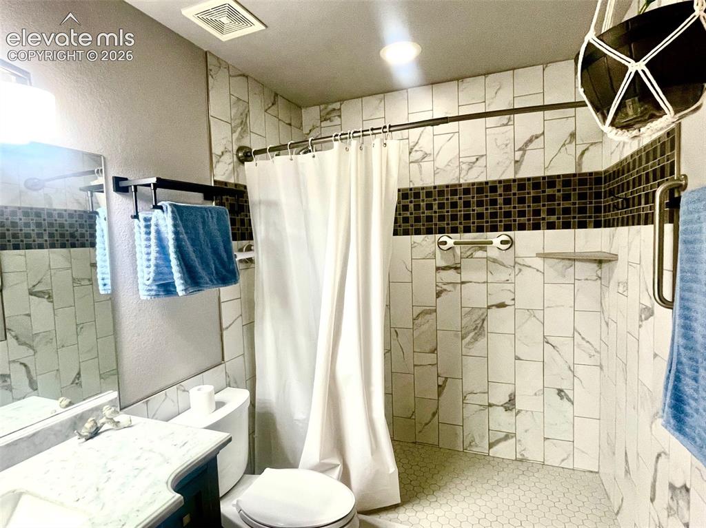 Image 9 of 14: Bathroom