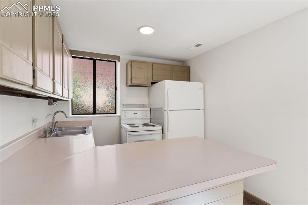 Image 11 of 37: Kitchen