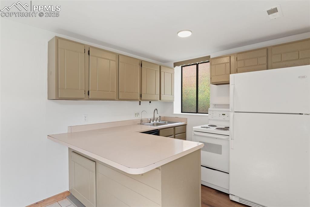 Image 12 of 37: Kitchen