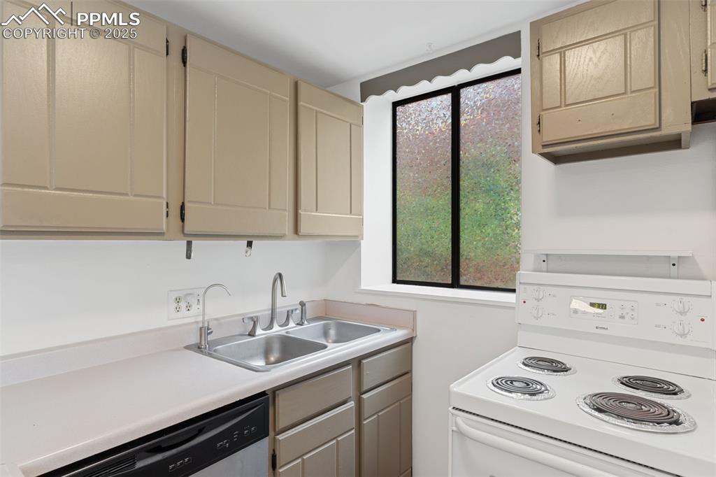 Image 13 of 37: Kitchen