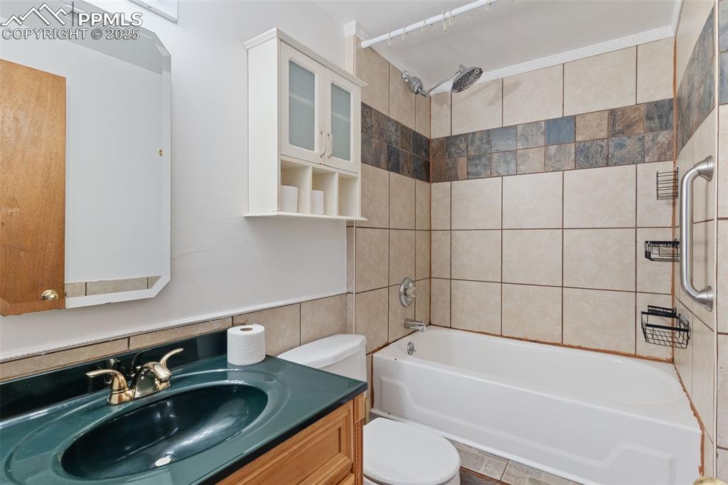 Image 22 of 37: Bathroom