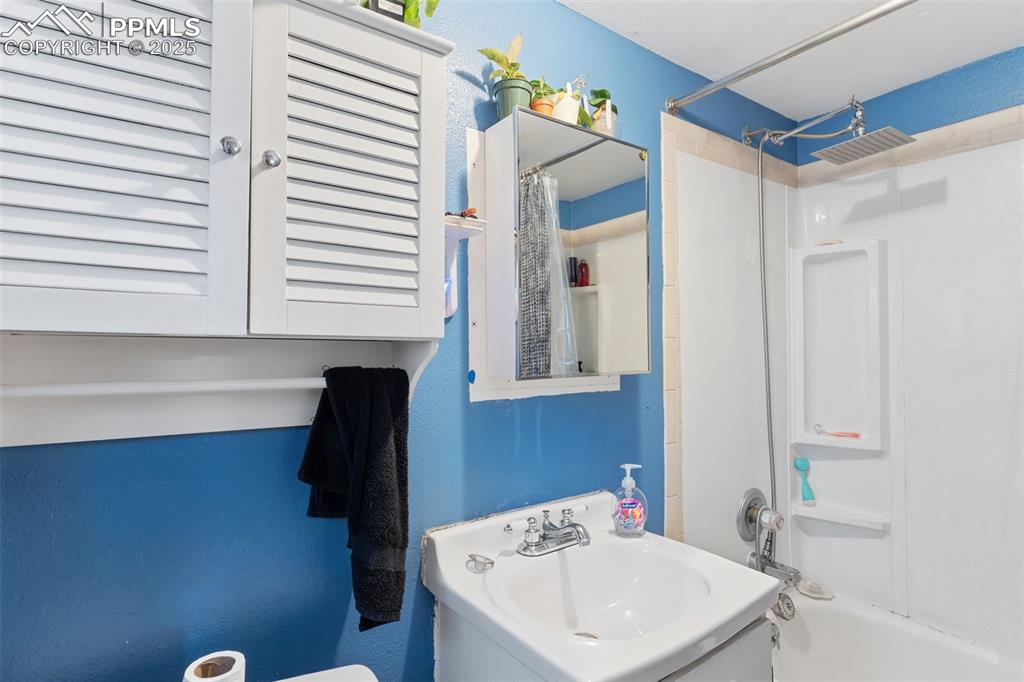 Image 32 of 37: Cottage