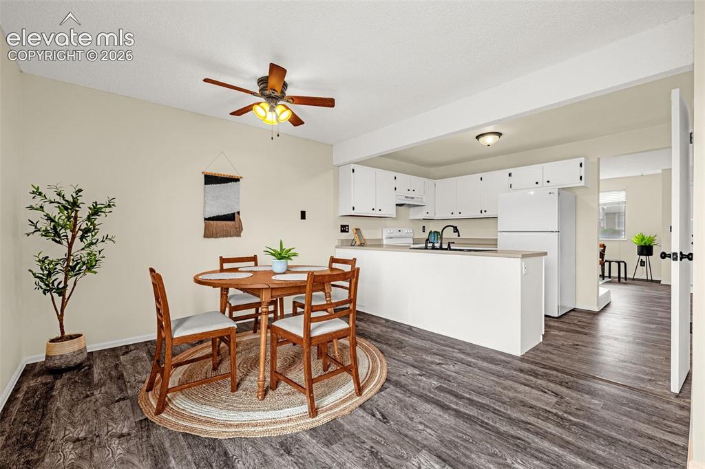 Image 10 of 32: Dining Area