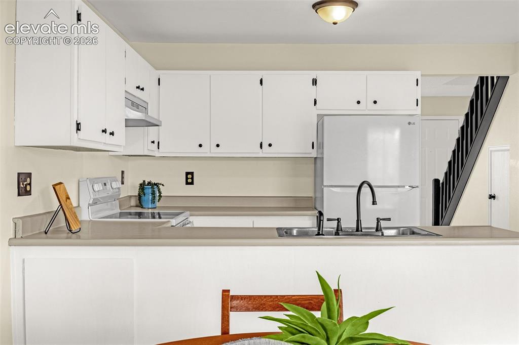 Image 11 of 32: Kitchen