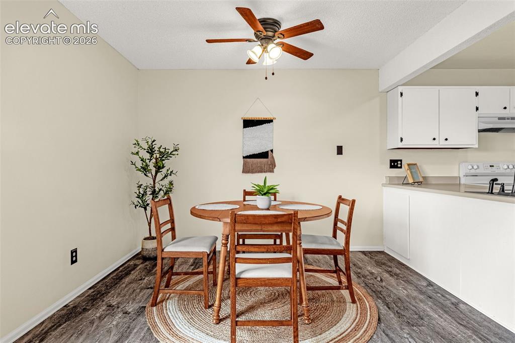 Image 12 of 32: Dining Area