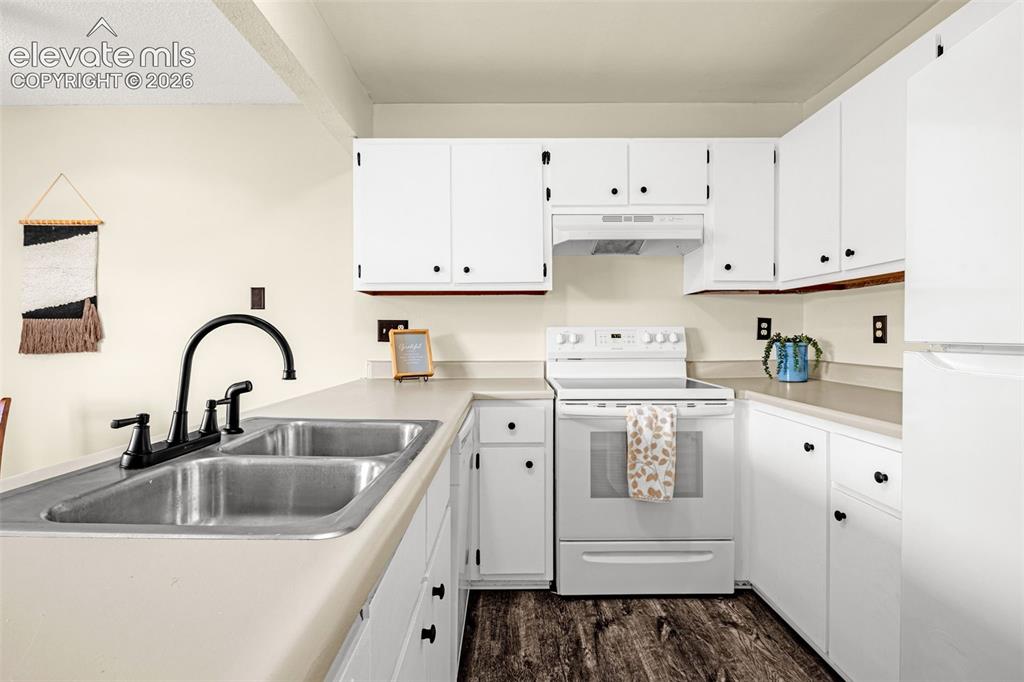 Image 13 of 32: Kitchen