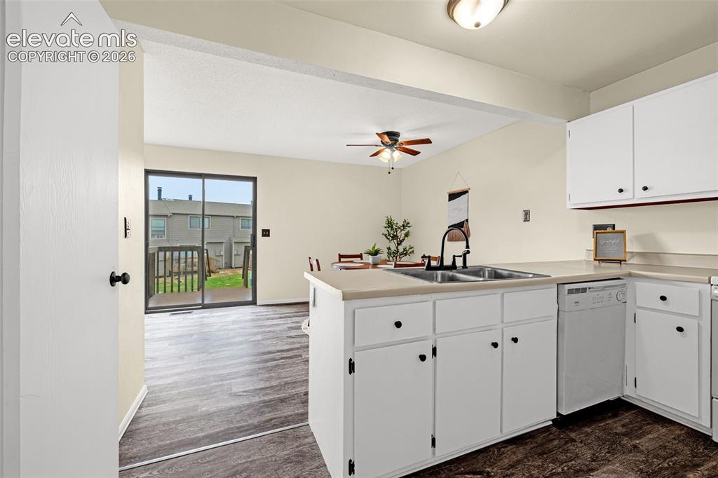 Image 14 of 32: Kitchen
