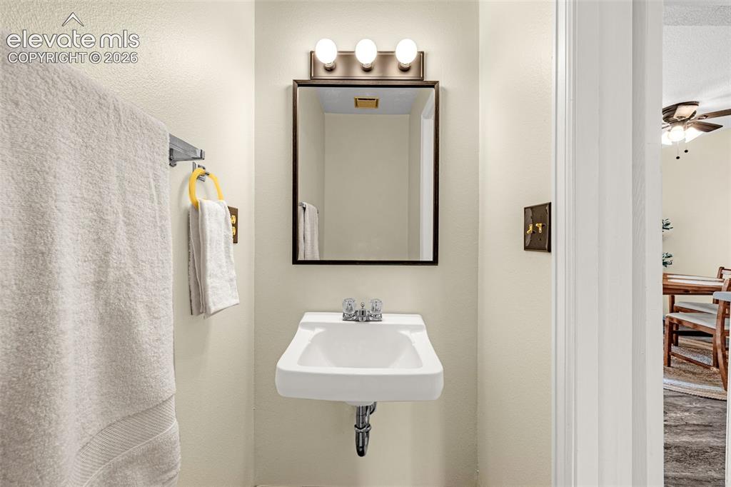 Image 15 of 32: Bathroom