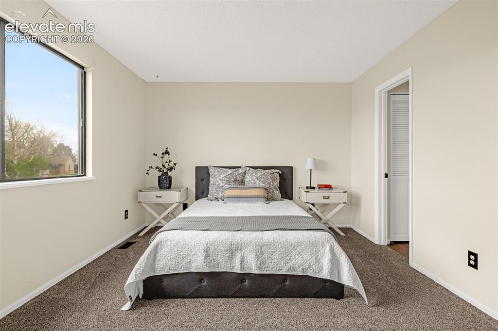 Image 19 of 32: Bedroom