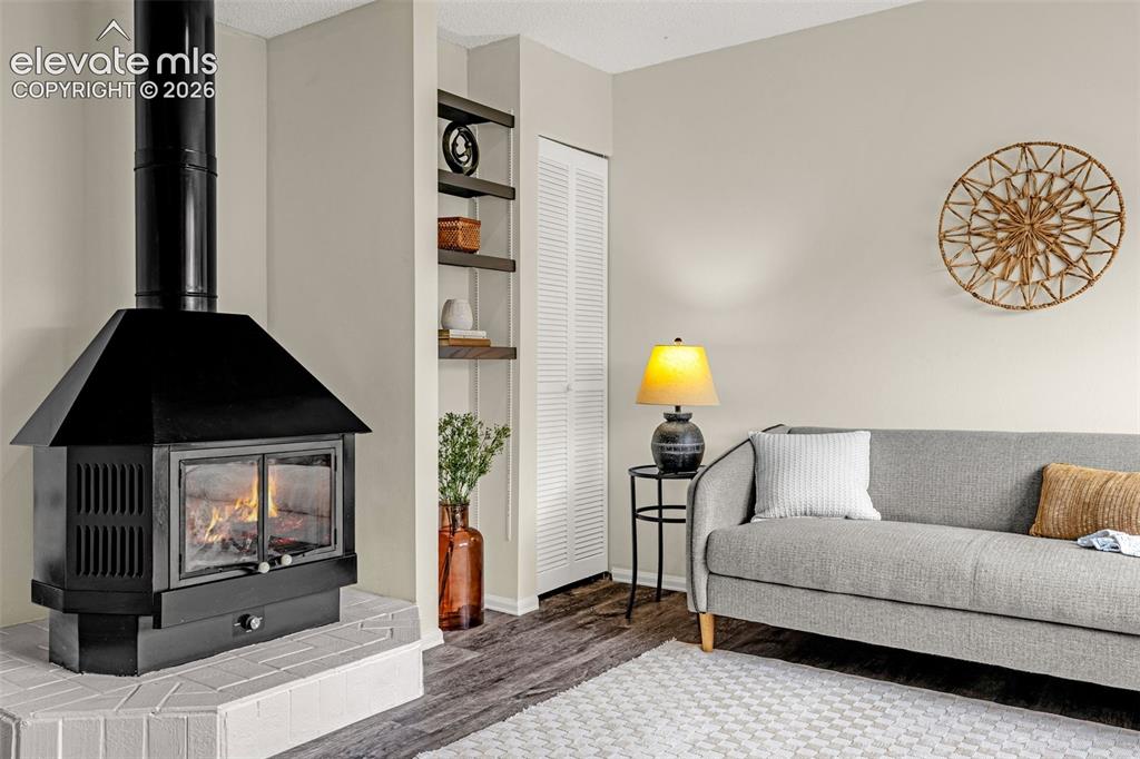 Image 7 of 32: Sitting Room