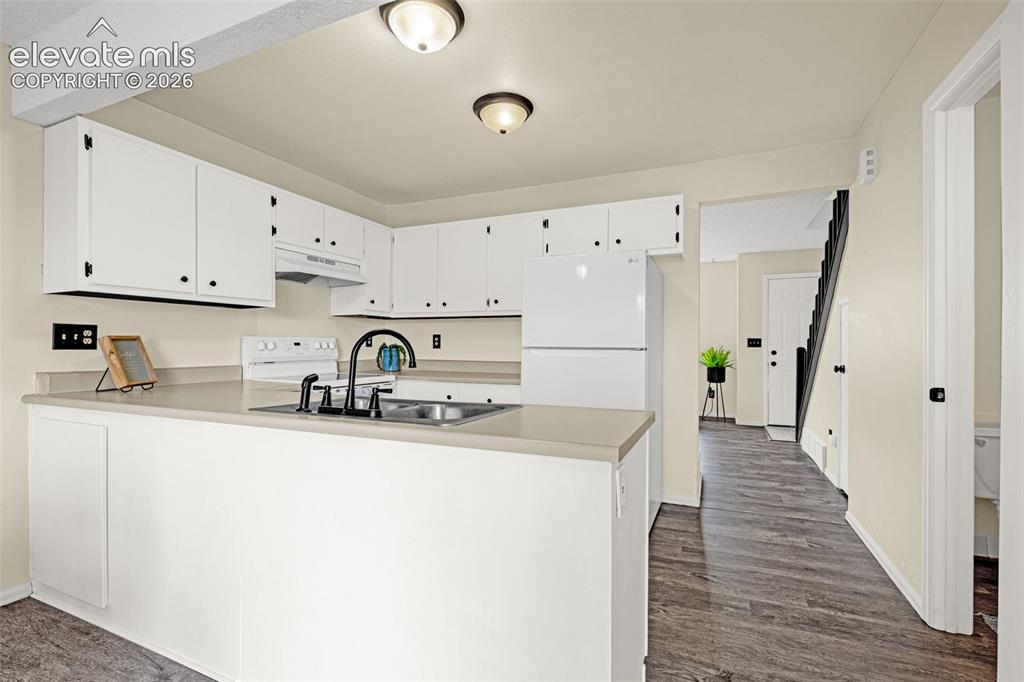 Image 9 of 32: Kitchen