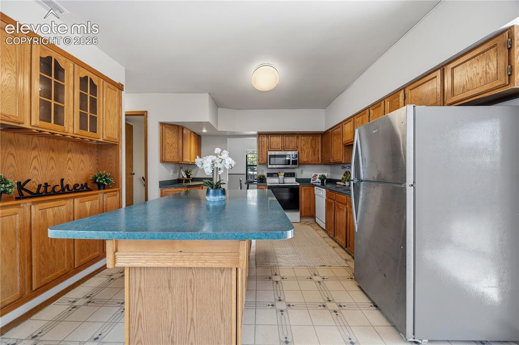 Image 14 of 50: Kitchen