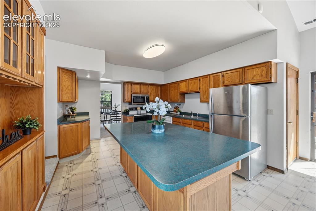 Image 15 of 50: Kitchen
