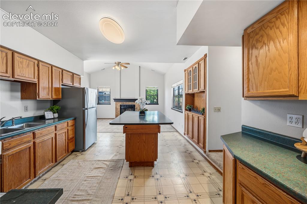 Image 16 of 50: Kitchen