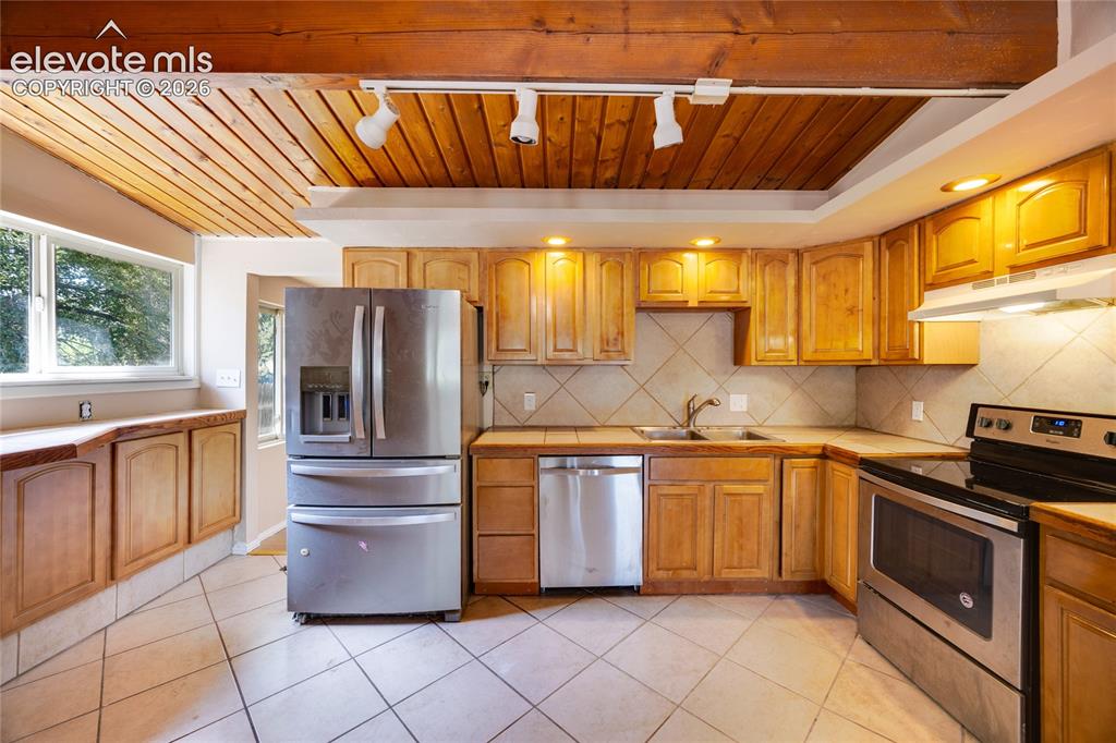 Image 10 of 26: Kitchen