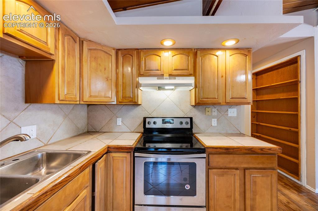 Image 11 of 26: Kitchen