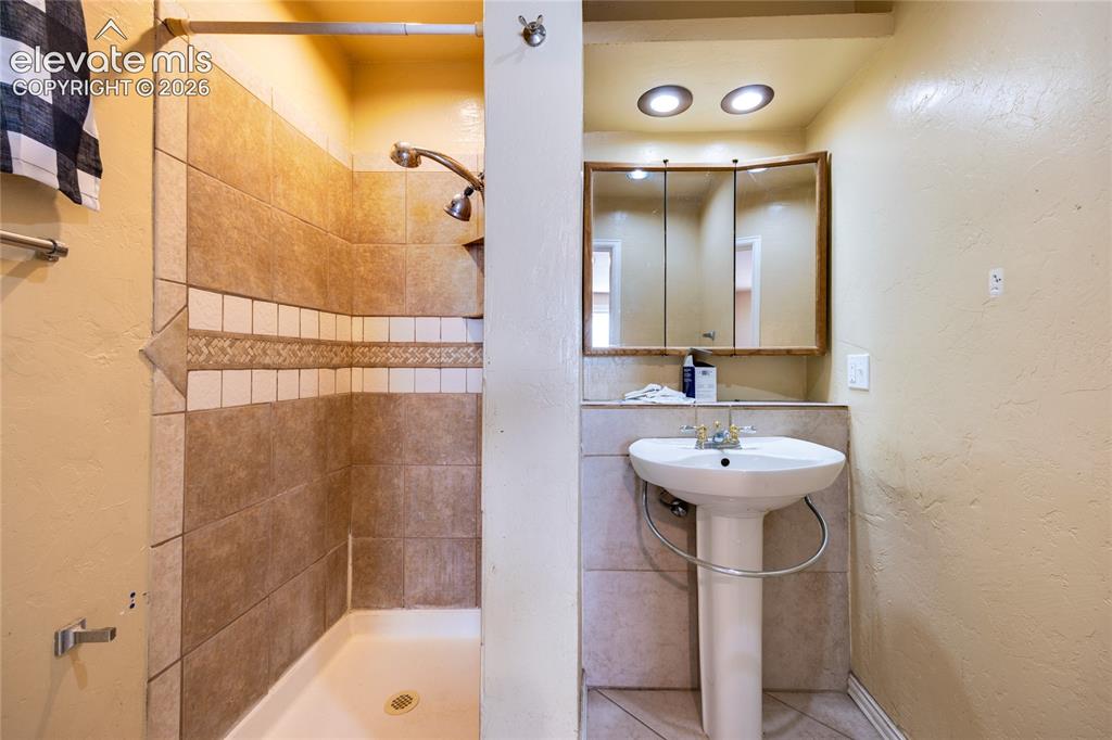 Image 16 of 26: Bathroom