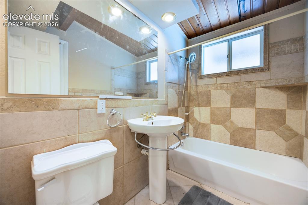 Image 23 of 26: Bathroom