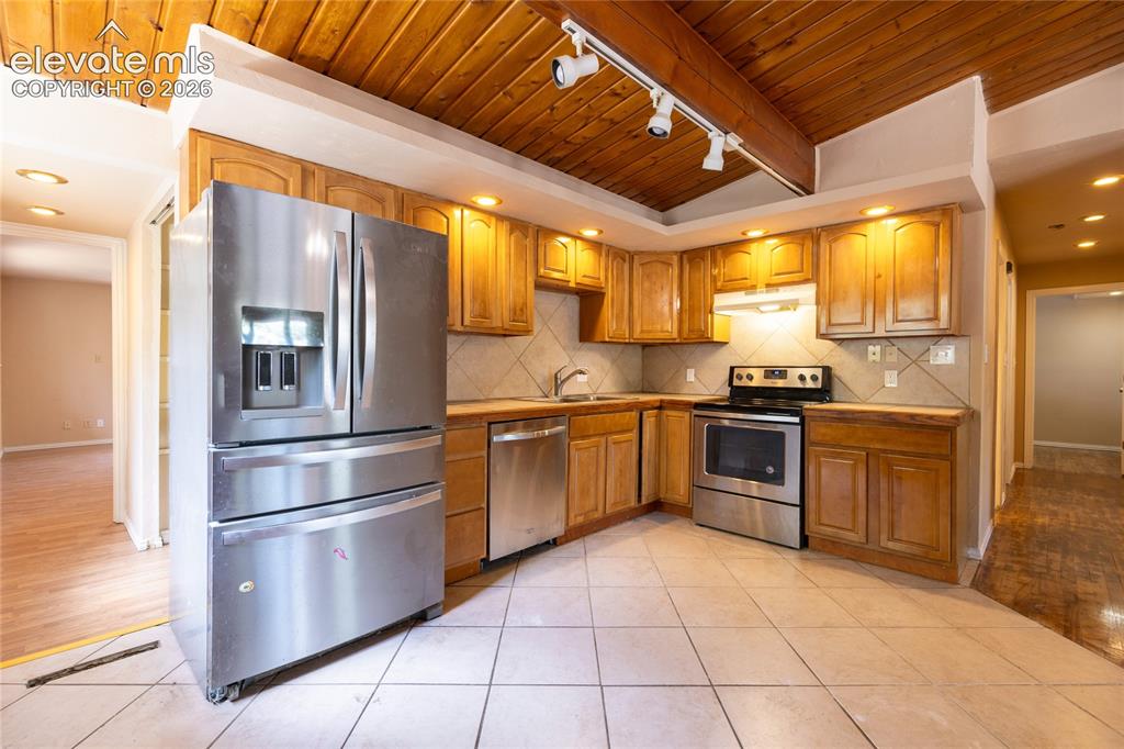 Image 8 of 26: Kitchen