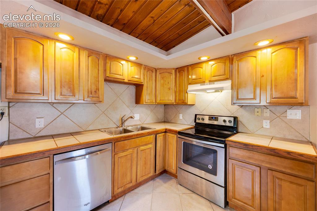 Image 9 of 26: Kitchen