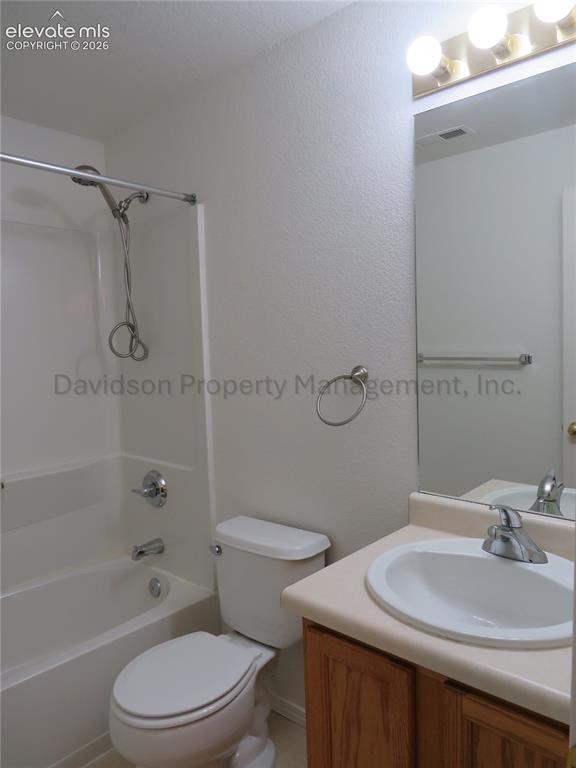 Image 13 of 14: Bathroom