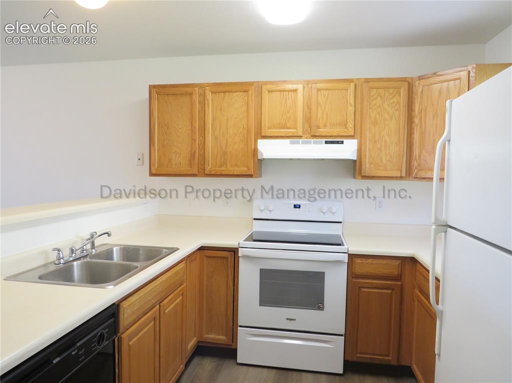 Image 5 of 14: Kitchen