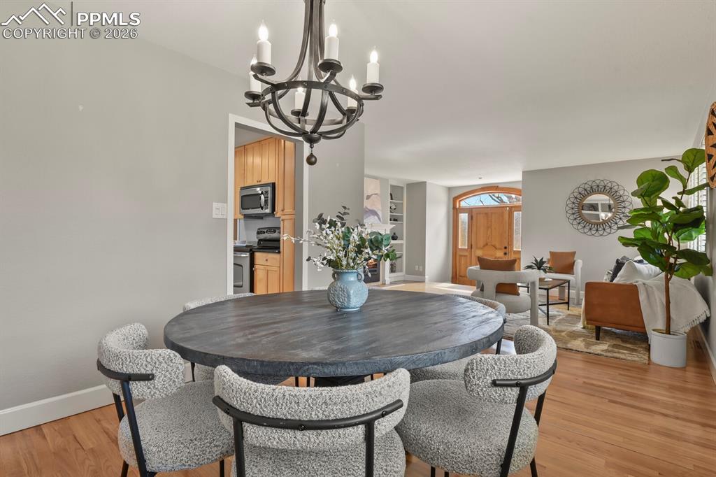 Image 10 of 50: Dining Area