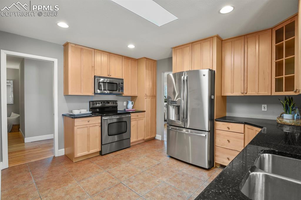 Image 11 of 50: Kitchen