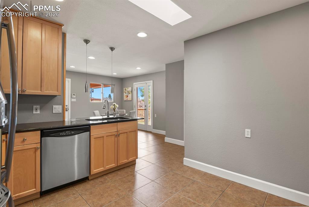 Image 13 of 50: Kitchen