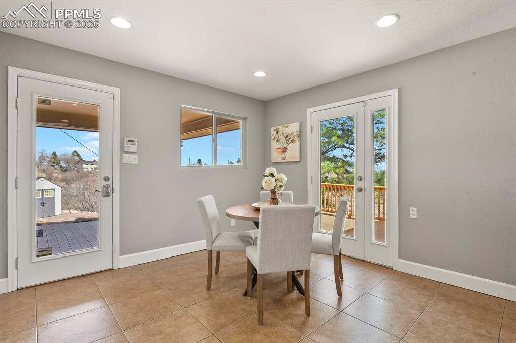 Image 14 of 50: Dining Area