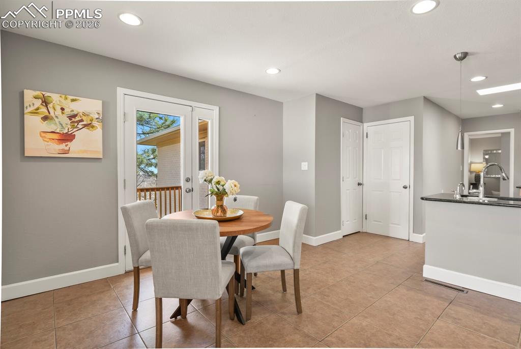 Image 15 of 50: Dining Area