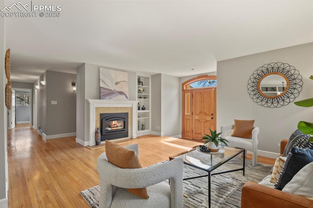 Image 16 of 50: Living Room