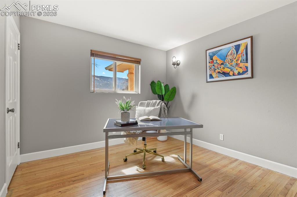 Image 19 of 50: Office