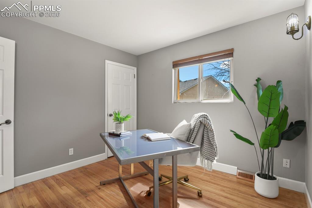 Image 20 of 50: Office