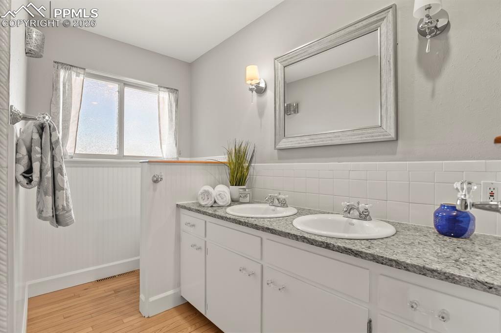 Image 21 of 50: Bathroom