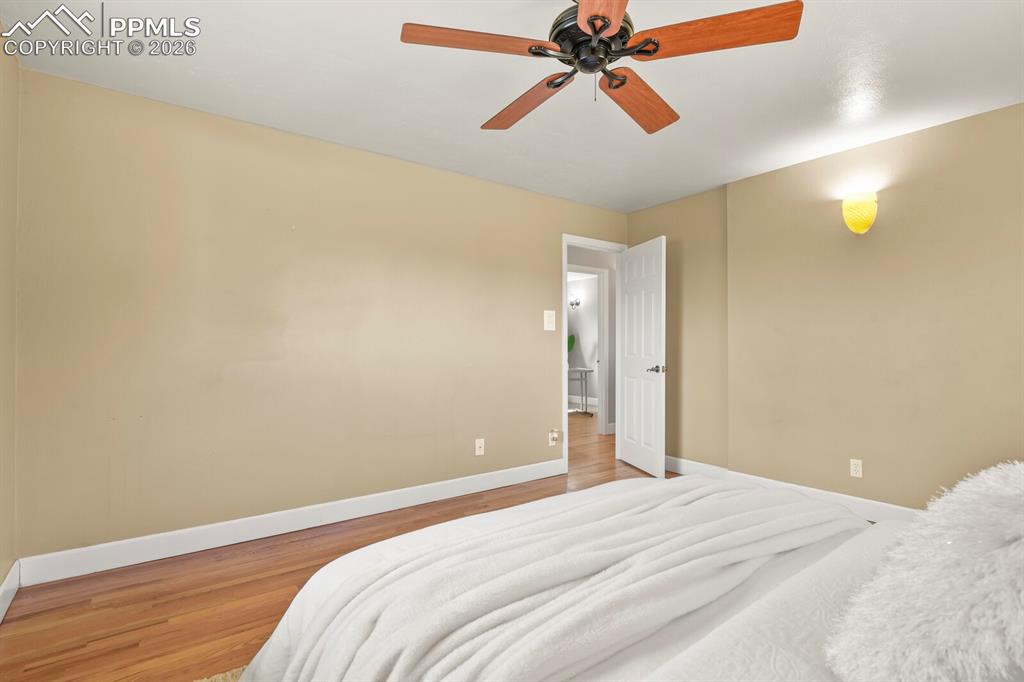 Image 23 of 50: Bedroom